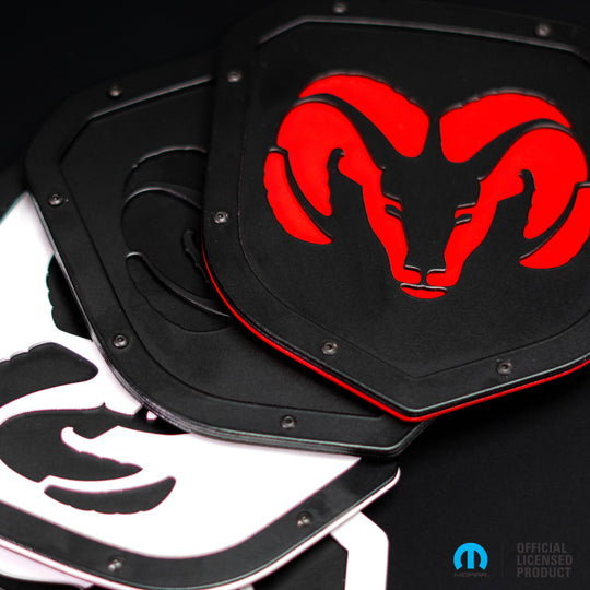 Emblema con escudo estilo cabeza 2 con licencia oficial de RAM®: compatible con la parrilla de los modelos RAM® 1500, 2500 y 3500 de 2013 a 2018