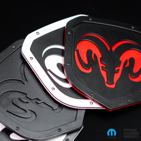 Emblema con escudo estilo cabeza 1 de RAM® con licencia oficial: compatible con la parrilla de los modelos RAM® 1500, 2500 y 3500 de 2013 a 2018