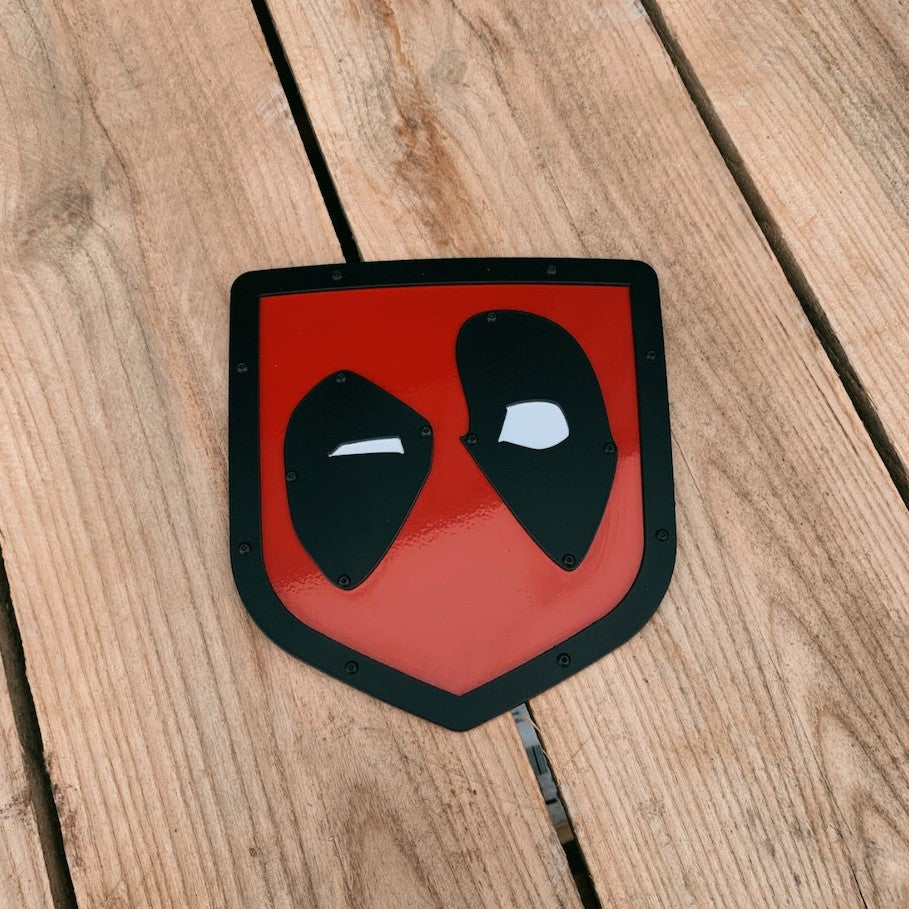 Emblema de portón trasero con máscara