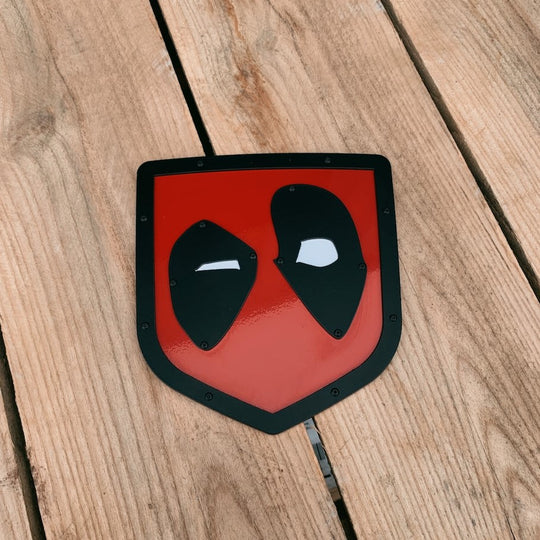 Emblema de portón trasero con máscara