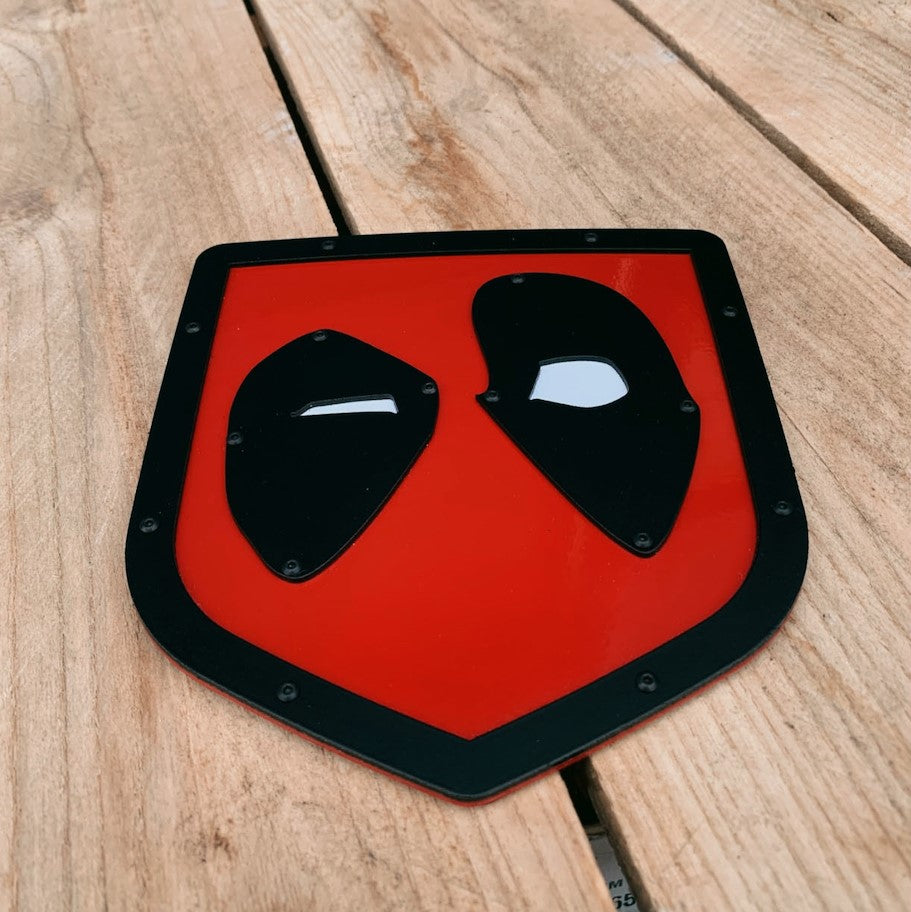 Emblema de portón trasero con máscara
