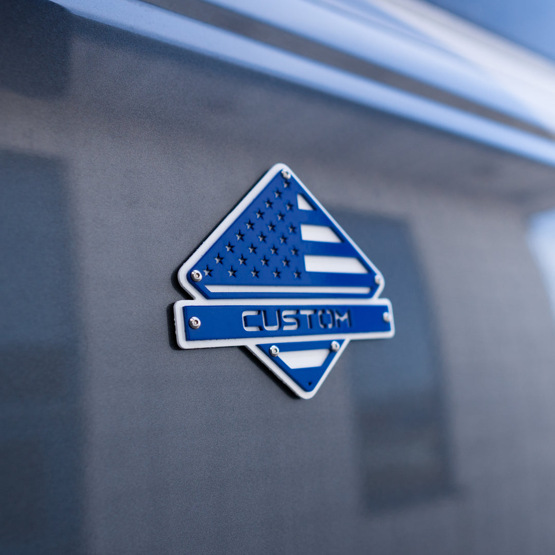 Emblema Bronco® con bandera estadounidense (par) - Aluminio recubierto de polvo - Totalmente personalizable - Se adapta a Bronco® Outer Banks®