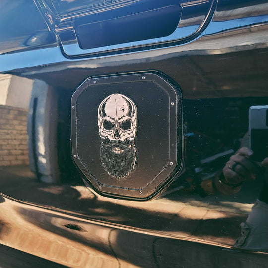 Emblème de bouclier de crâne barbu - Camions RAM®, calandre ou hayon - Compatible avec plusieurs modèles et années