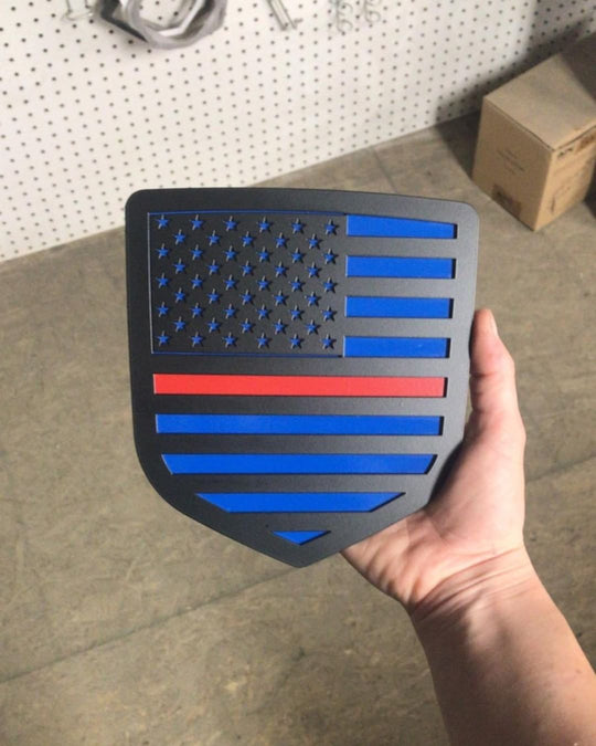 Emblema para portón trasero con bandera estadounidense: línea fina azul/roja