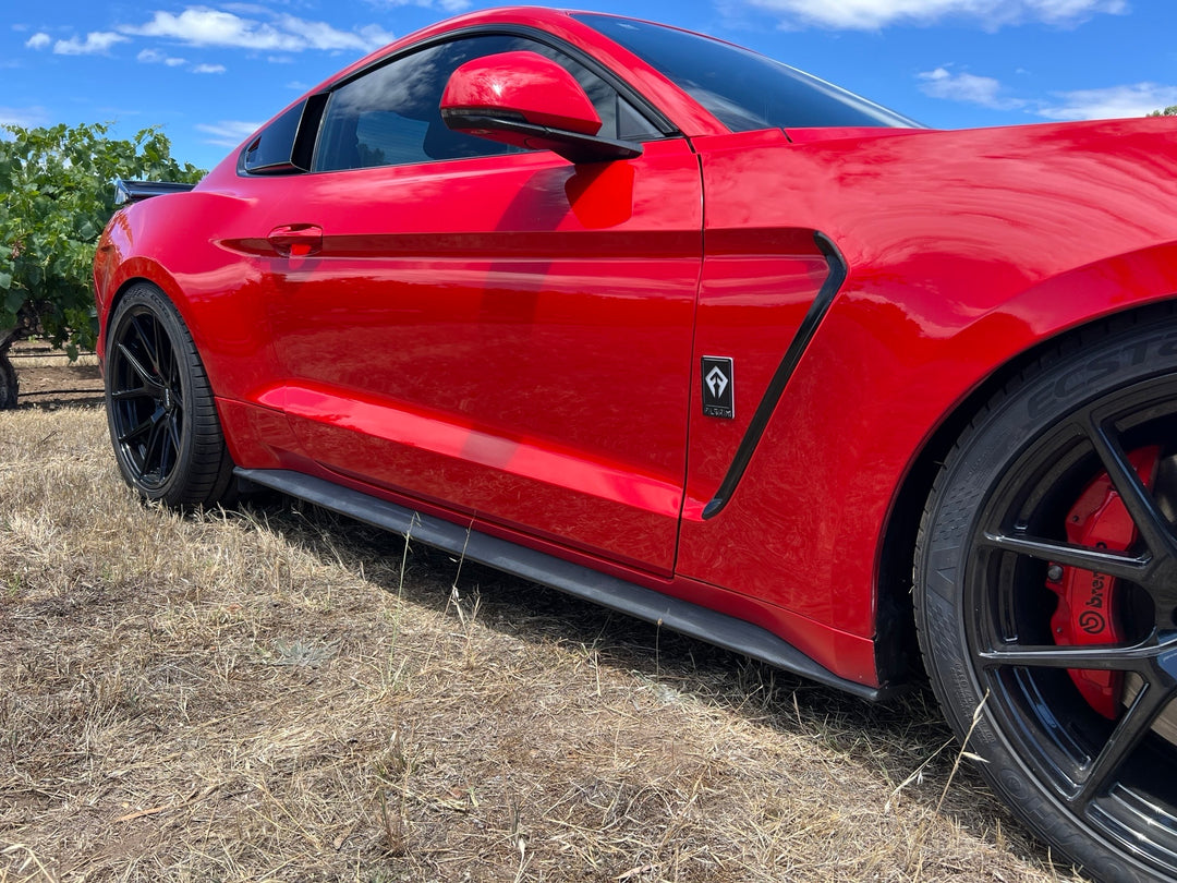 Emblème rectangulaire personnalisé - Compatible avec la calandre ou le couvercle de coffre Mustang® 2015+ - Téléchargez votre conception