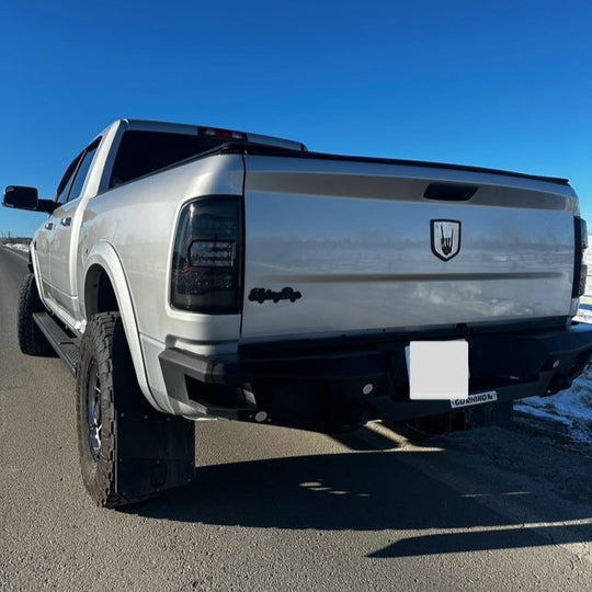 Emblema de esqueleto con forma de roca sobre escudo: camionetas RAM®, parrilla o portón trasero; se adapta a varios modelos y años